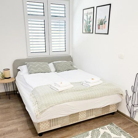 Anita'S Studio Apartments Ljubljana Bagian luar foto