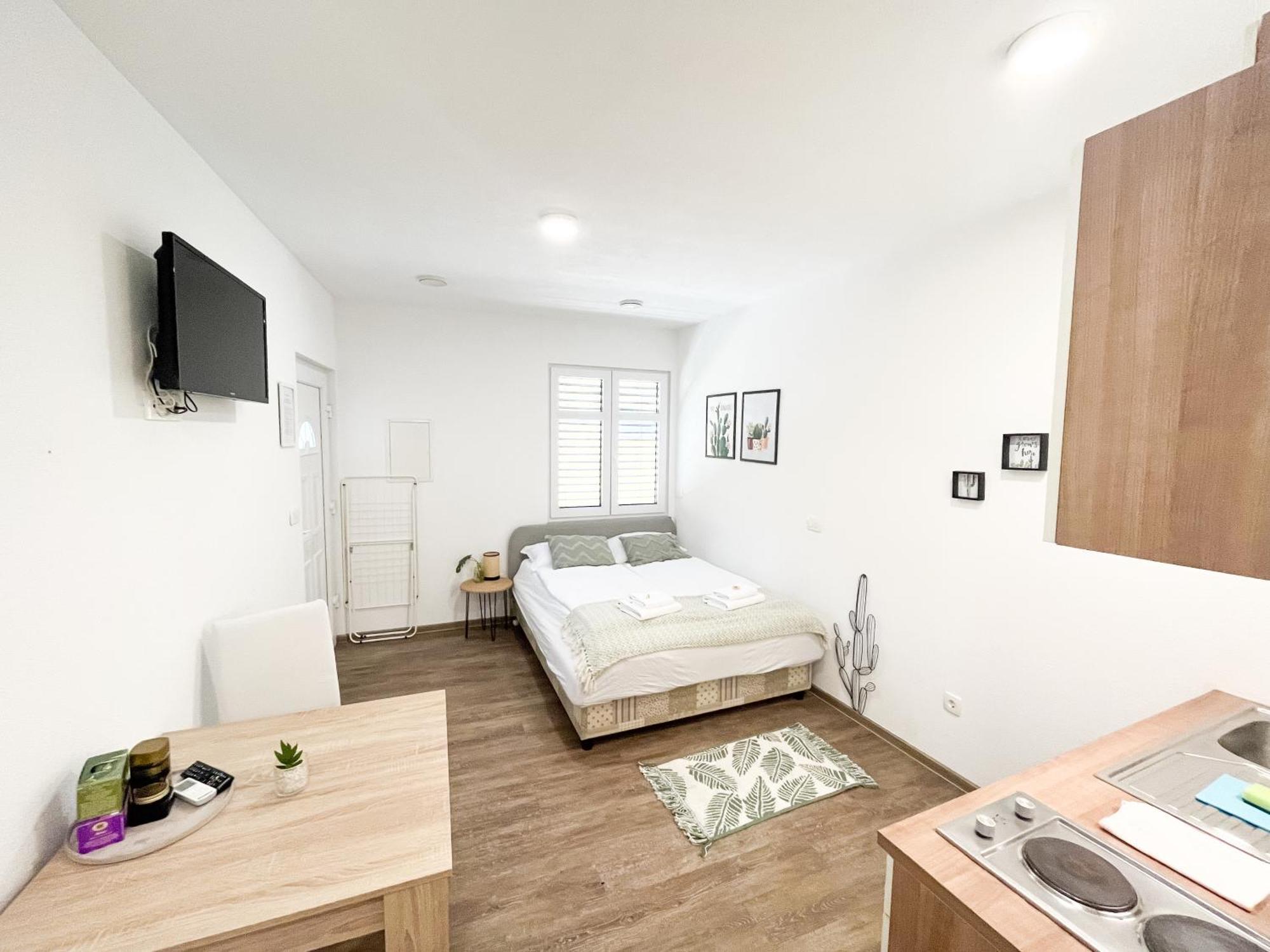 Anita'S Studio Apartments Ljubljana Bagian luar foto