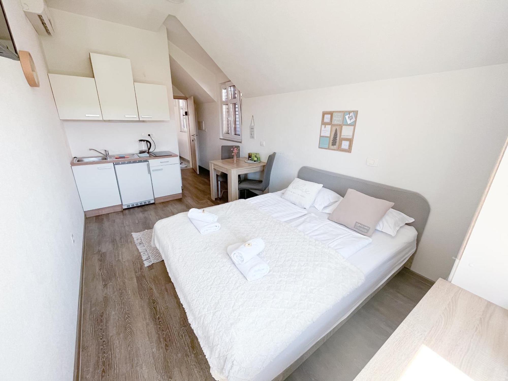 Anita'S Studio Apartments Ljubljana Bagian luar foto