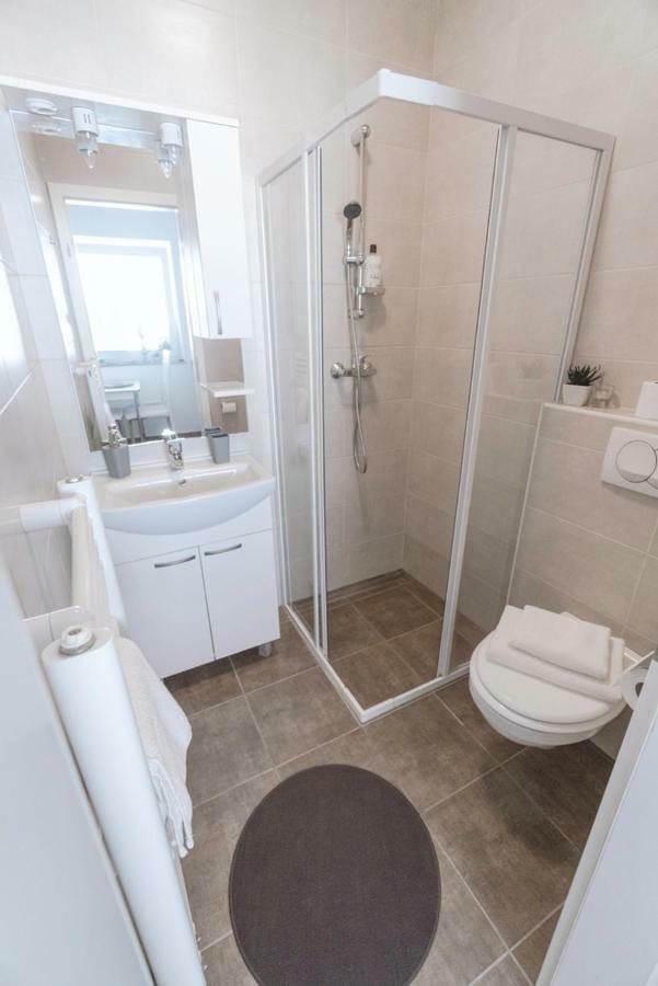 Anita'S Studio Apartments Ljubljana Bagian luar foto